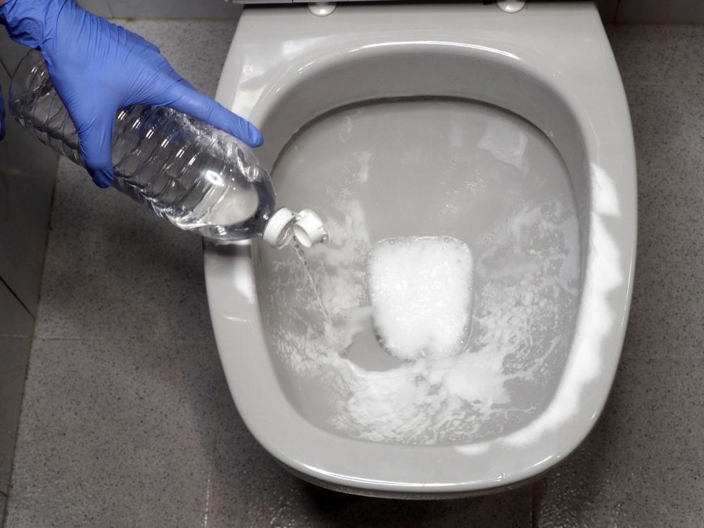 wc ontstoppen met baking soda en azijn